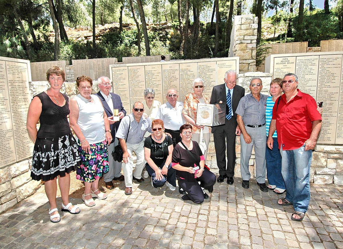 Ben and Yitzhak Hulata (Monnikendam) and family, 31 May 2005 with Righteous Among the Nations Ebert Colenbrander