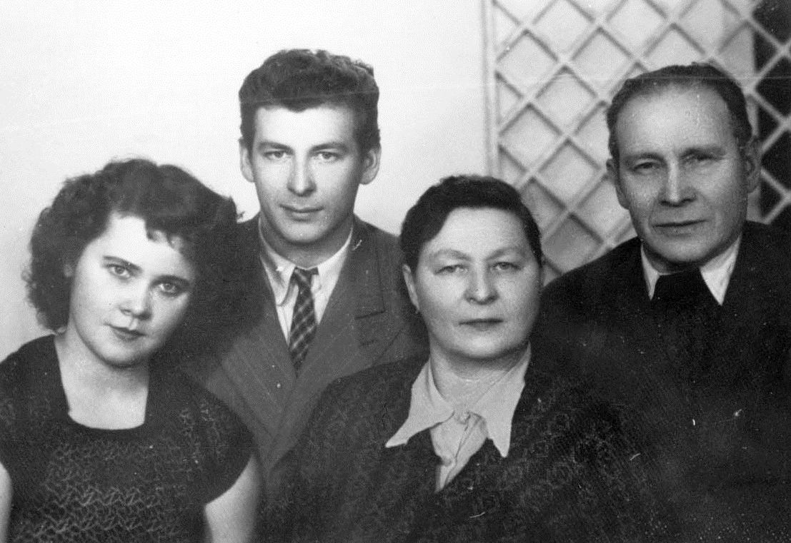 יאניס ויוהנה ליפקה עם ילדיהם, 1957