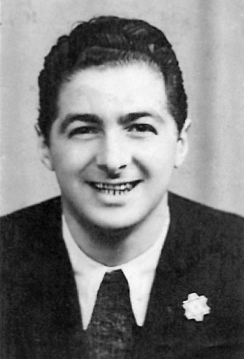 Nissim Kabili, en cuyo cuello de chaqueta lleva el símbolo de «judío», un alfiler en forma de estrella de David amarilla. Bulgaria, 1944. Nissim fue el único sobreviviente de su familia.
