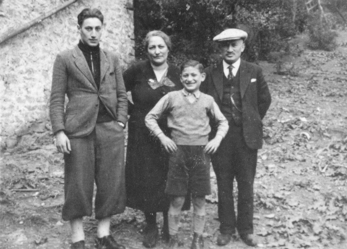 A partir de la droite : Cezar, Shmuel (Ziegmond), Rosa et Joseph (Zepel) Kaufman, dans les années 1930