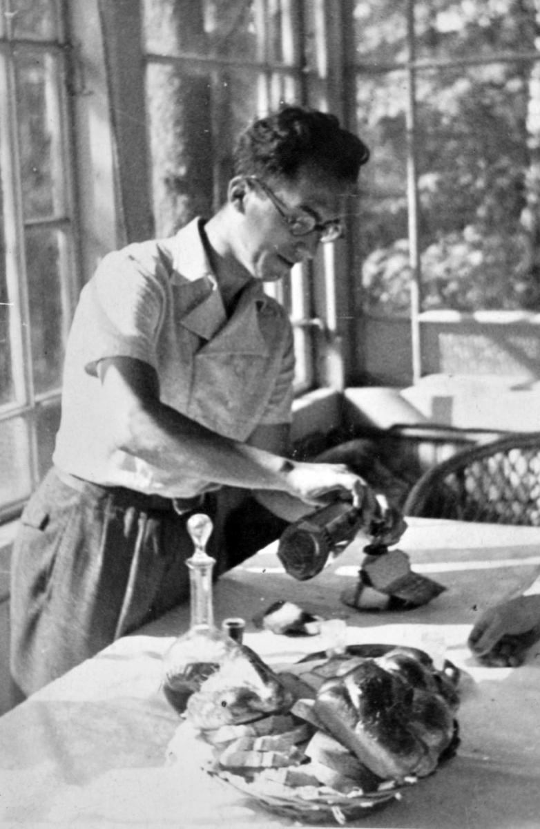 Bezalal (Calek) Perechodnik making kiddush, 1937