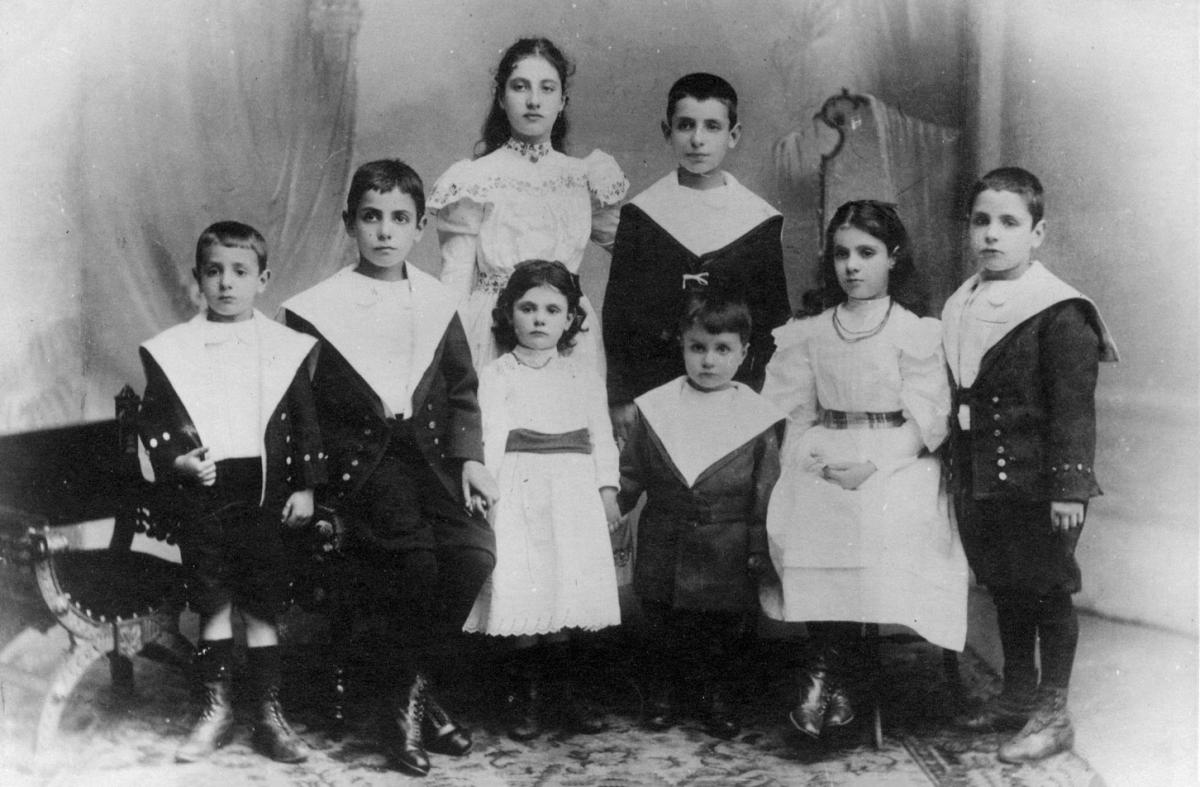 Kinder der Familie Cohen-Walsrode im Jahr 1899. Hinten stehen Gertrude und Jacob. Vordere Reihe (v.l.n.r.): Leon, Moritz, Hanna, Siegfried, Sarah und Felix