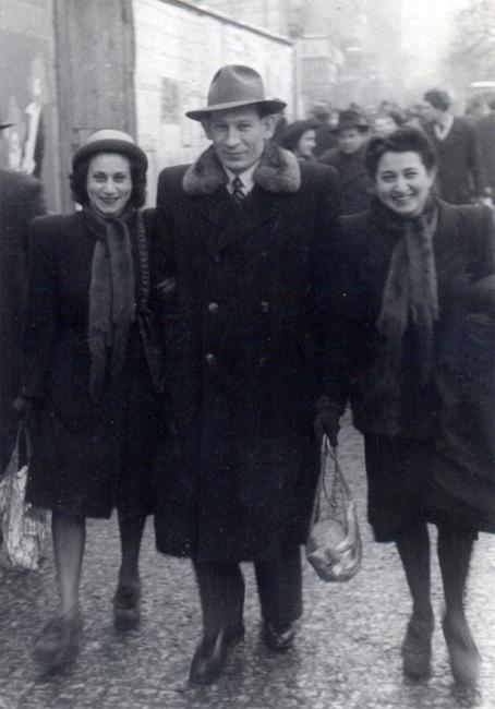 Stefan Lantos (centro) con las hermanas Renée Gancel (izquierda) y Laura Gancel (derecha), reunidos en Checoslovaquia después de terminada la Segunda Guerra Mundial