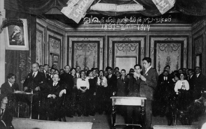 חברי ה&quot;בונד&quot; בווילנה באירוע חגיגי ב-1917, במלאת 20 שנה לקיום התנועה. משמאל תלוי תצלומו  של קארל מרקס