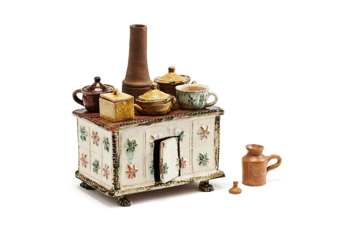 Miniatur-Keramikküche von Anneliese Dreifuss, die sie ins amerikanische Exil mitnahm