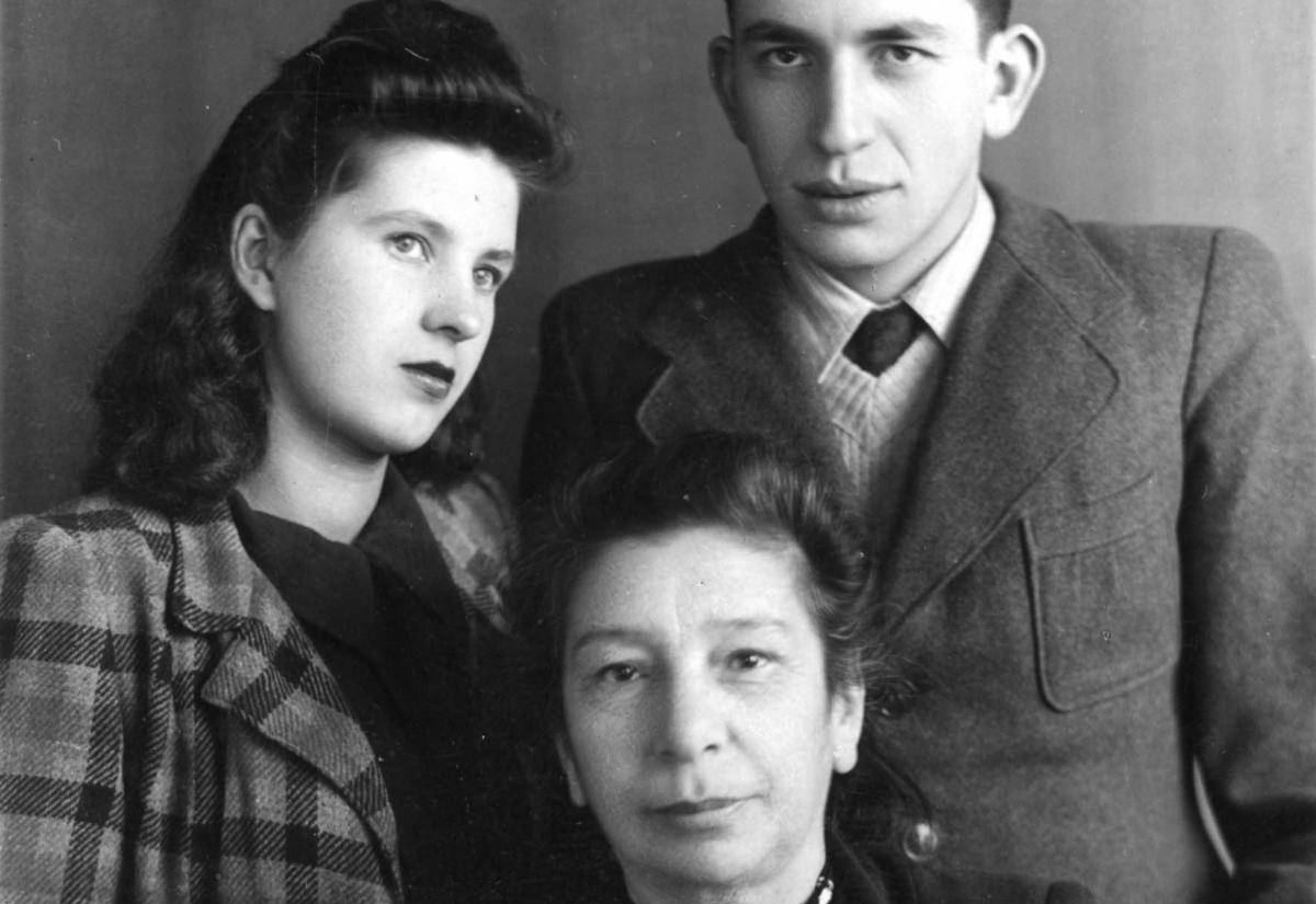  רוזה גורביץ' שניצלה (יושבת) עם בנה יעקוב ואשתו סופיה לאחר השחרור