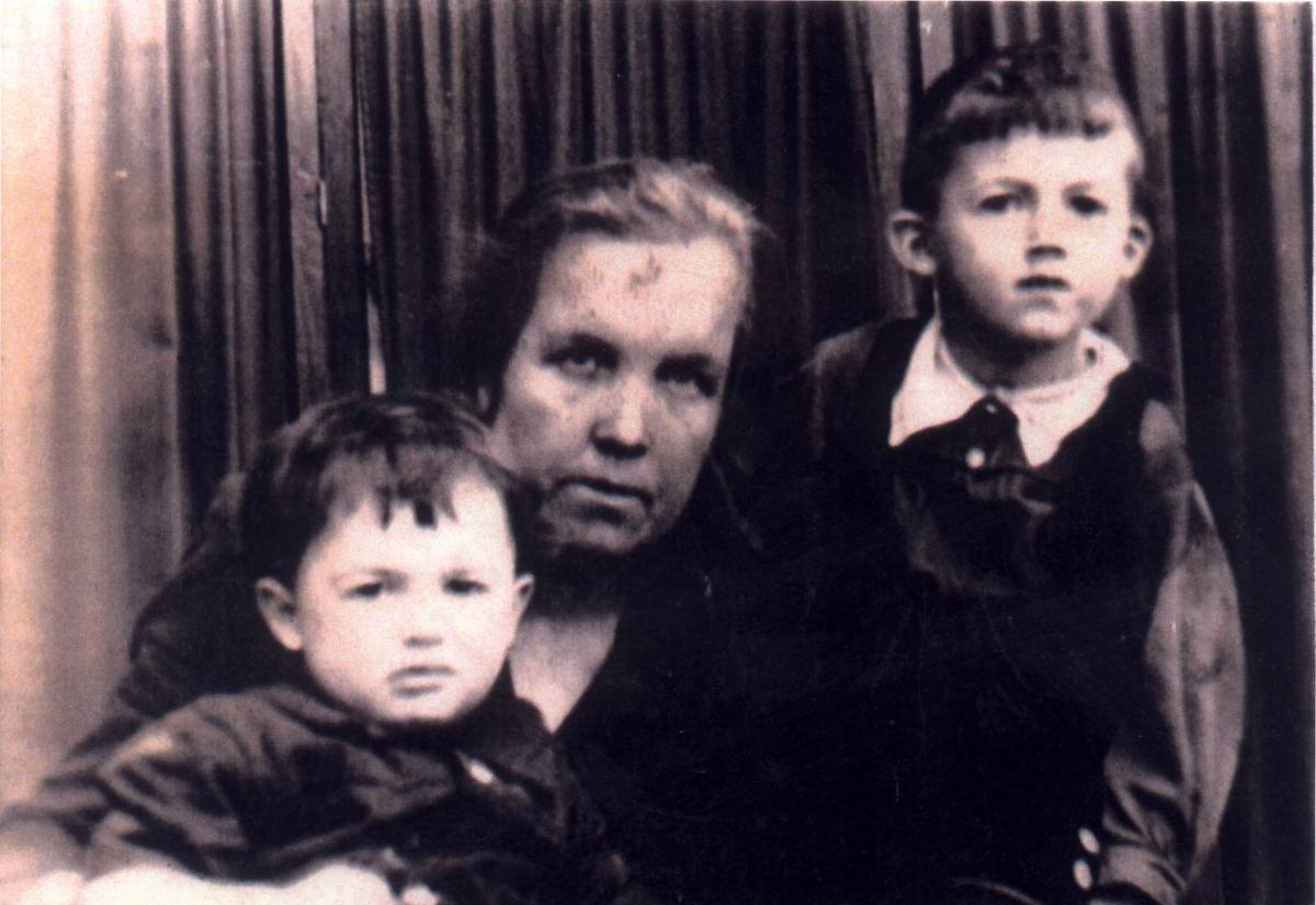 פטיניה קורבליקובה עם סרגיי ואיליה, הילדים היהודיים אותם הצילה