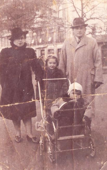 Familia Neger, en Lwów, (anteriormente Polonia, actualmente Ukrania), 1939. Bina al centro, en su carruaje