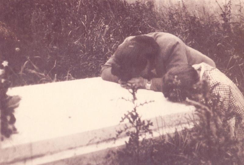 Bina y su madre Henia, en la tumba de su padre, David Neger,  en el cementerio judío de Sambor, (anteriormente Polonia, actualmente Ukrania)