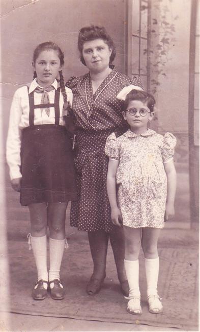 Bina junto a su madre Henia y hermana Esther, únicas sobrevivientes de la numerosa familia Neger