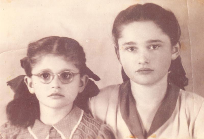 Bina y Esther en Italia (1946), al ser rescatadas por asociaciones judías que ayudaban a niños y huérfanos a salir de Polonia, con destino final a la tierra de Israel