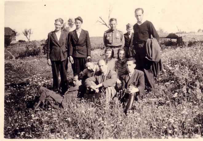 Фотография, сделанная в 1944 году в Латгалии, предположительно неподалеку от хутора Решни. Одна из двух женщин (справа) – Александра Дагарова – Нойм. Герман Нойм стоит крайний справа