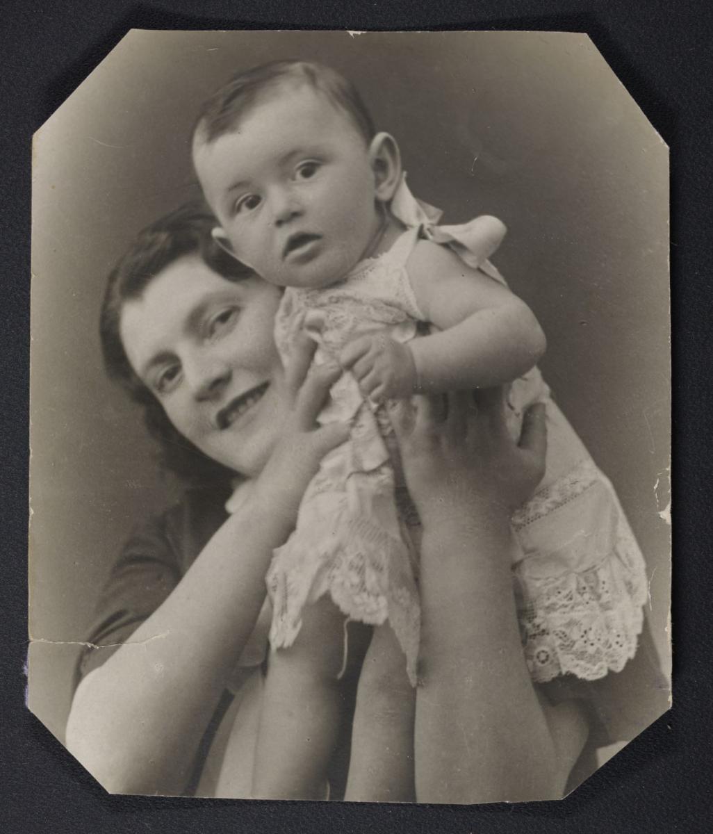 Raisa Agranovich with her mother before WWII. Yad Vashem Archives 
