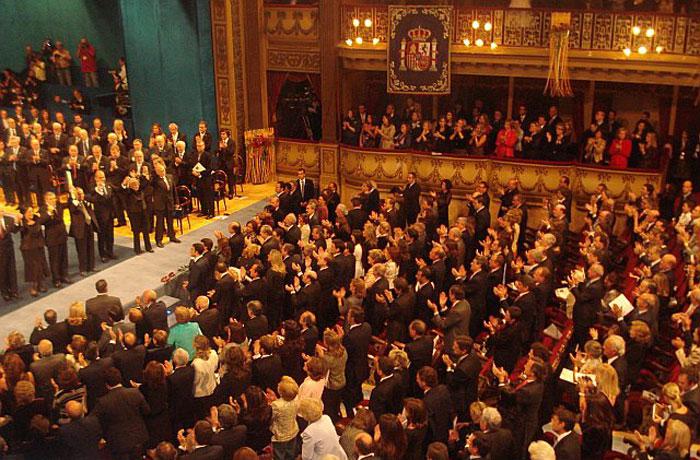 El público presente en el Teatro Campoamor en Oviedo ovacionando de pie a la delegación de Yad Vashem. 