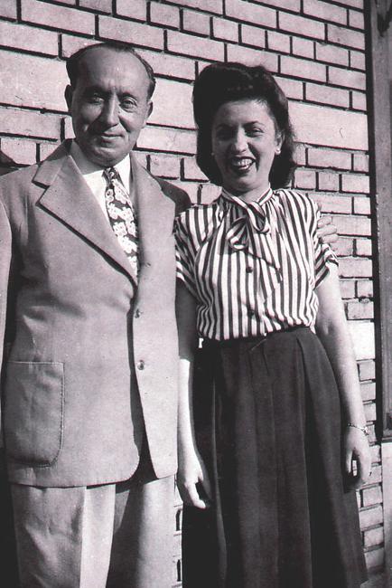 Regina ya en Guatemala en 1948, gracias a la ayuda de su tio León Tenenbaum, retratado en la foto con ella