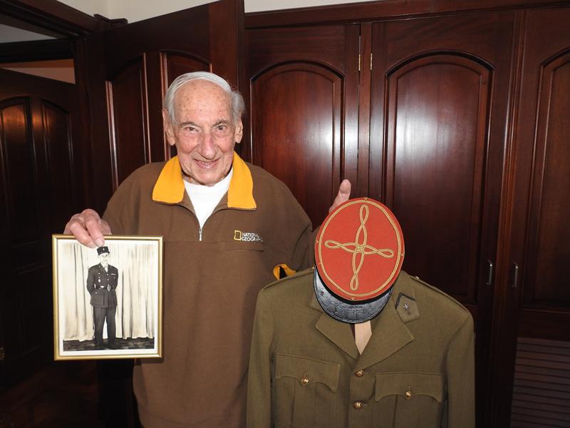 Marcel muestra el uniforme con el que orgullosamente cumplió su deber, como judío y como francés