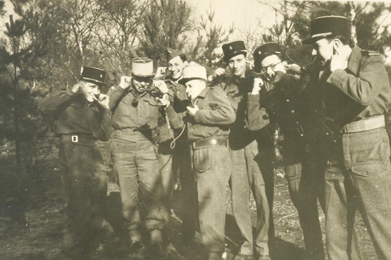 Marcel, 3o de derecha a izquierda, bromeando en la Escuela de Cadetes para Oficiales Saint Cyr, Inglaterra (1942)
