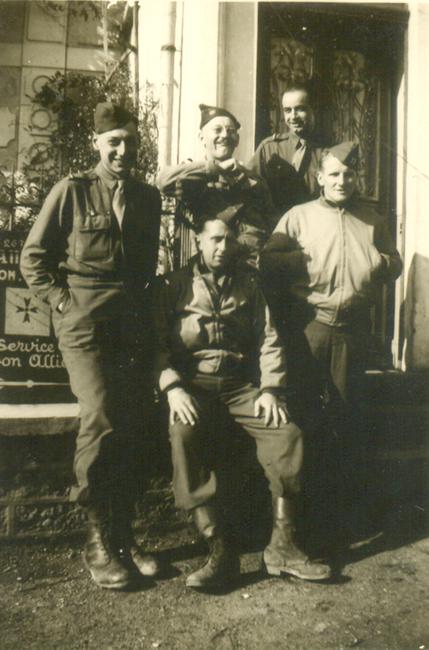 Marcel, 1o de izquierda a derecha, con oficiales del ejército americano, Francia (1944)