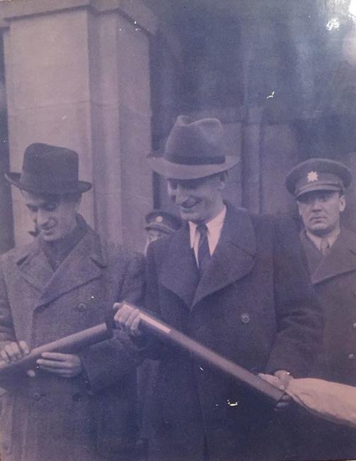 Después de la Guerra, Jorge (al centro) recibe su titulo universitario en leyes, en Checoslovaquia