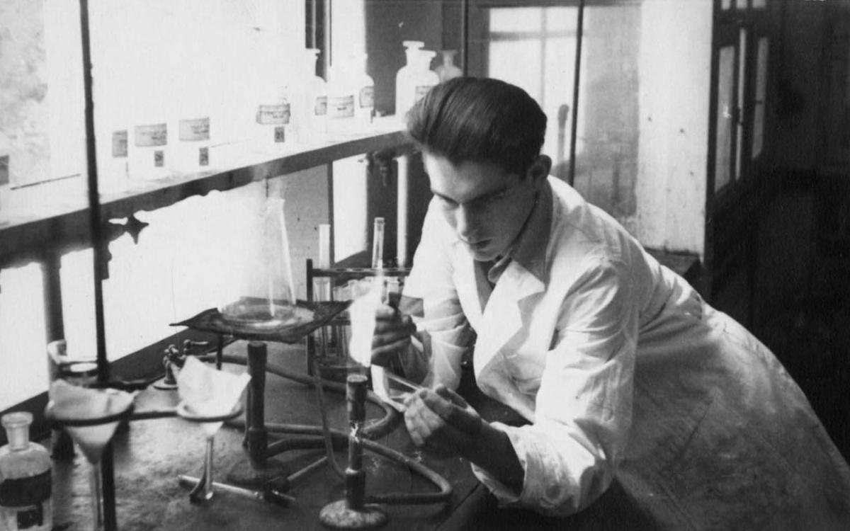 Eleazar Shafrir en el laboratorio de química en el Monte Scopus, 1946
