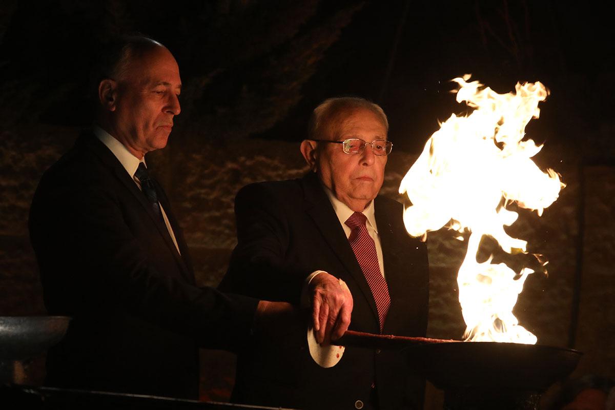 ניצול השואה שמואל בוגלר מדליק אחת משש המשואות בעצרת