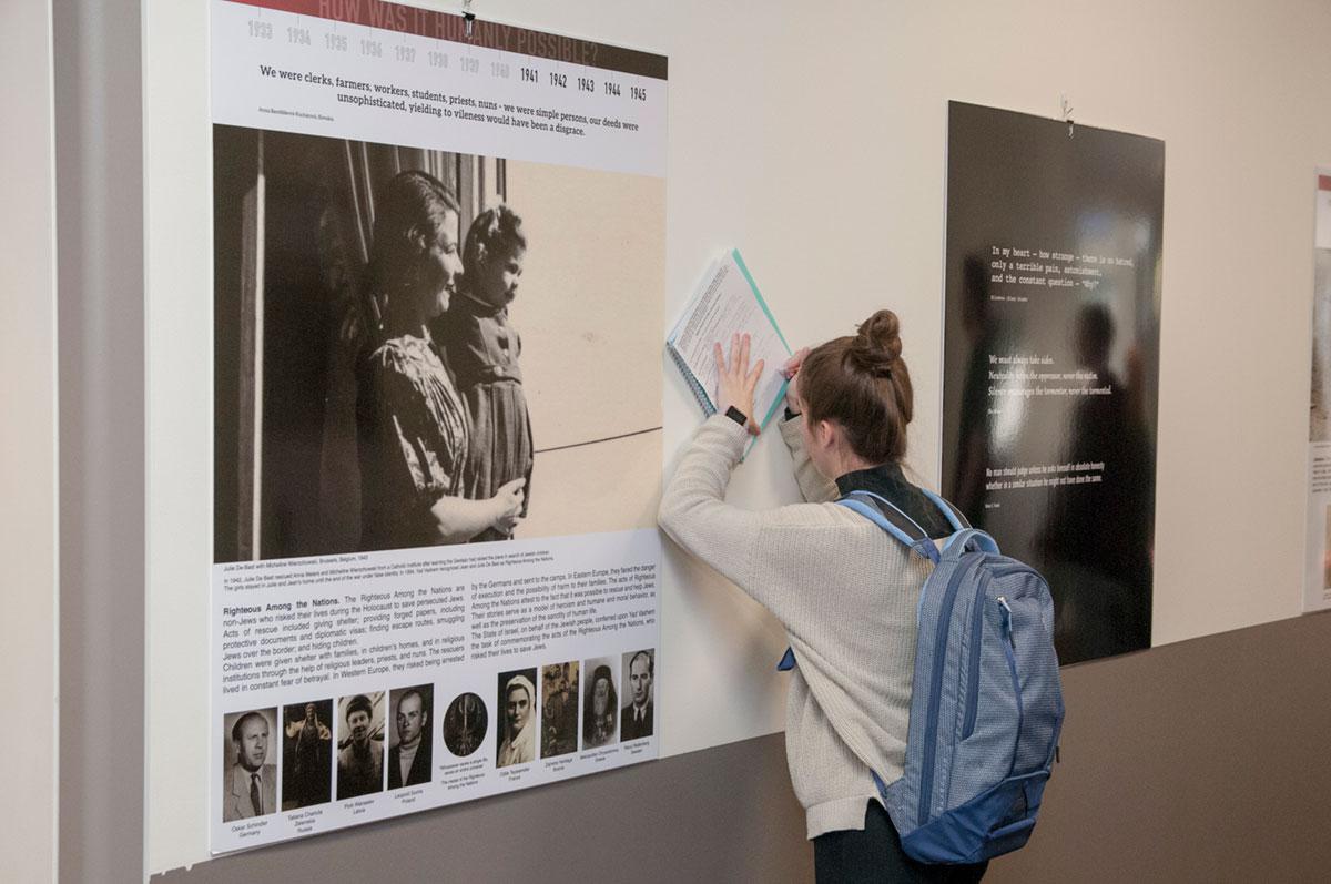 Выставка ready2print &quot;ШОА - Холокост: Как человек мог сотворить такое?&quot; на экспозиции в Коллин колледже, Техас, США