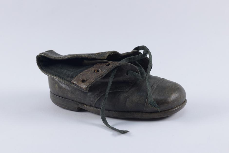 El zapato de bebé de Hinda Cohen, con la fecha de deportación al campo de exterminio grabada en la suela por su padre