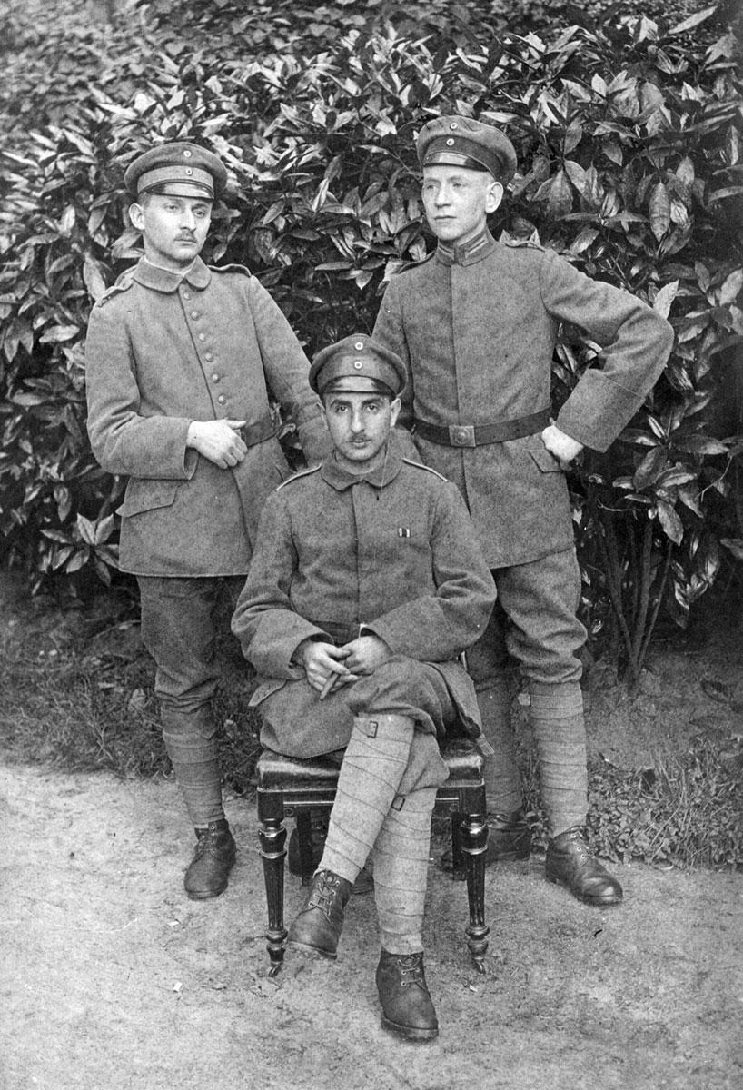 Postkarte von der Front in Brüssel 21.7.1918. Sitzend: Leon Cohen