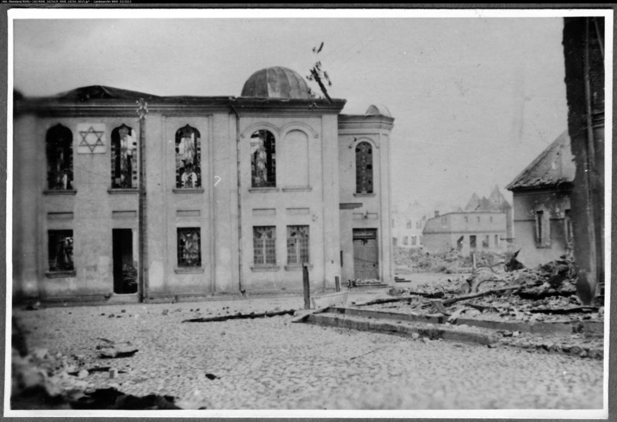 The main synagogue in Bialystok destroyed by the Germans, 1940. The photo served as evidence in the trial of Friedrich Rondholz for murder and aiding and abetting murder in Poland and the USSR in World War II. Hessisches Staatsarchiv Darmstadt