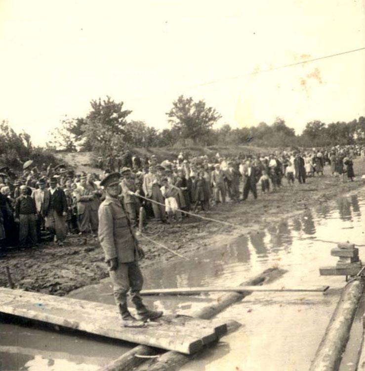 יהודים הממתינים לרפסודה שתעבירם לטרנסניסטריה, בעת הגירוש 10.06.1942