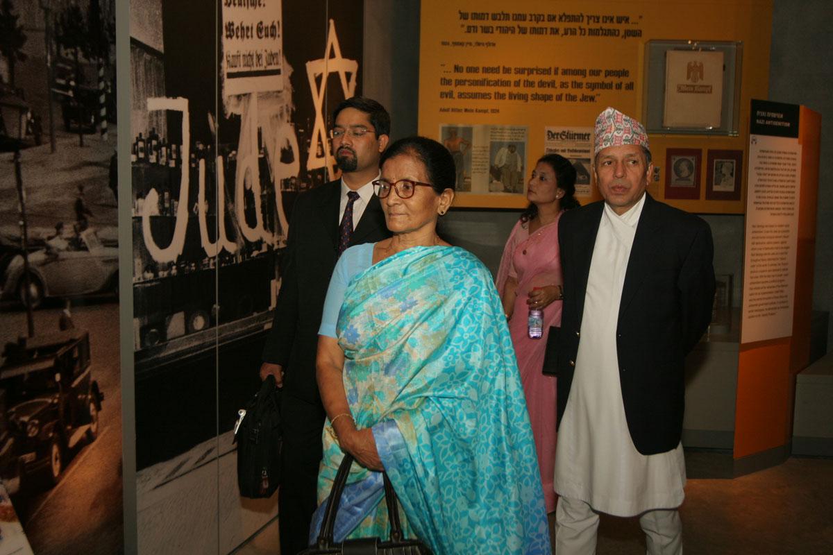 وزير خارجية نيبال يعاين أحد المعروضات في متحف تأريخ الهولوكوست بمؤسسة ياد فاشيم