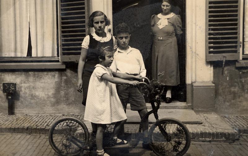היינטיה ואן אוסטן עם ילדיה גונדה, ליאו ויוחנה, בביתם באסן לפני המלחמה. ארכיון יד ושם
