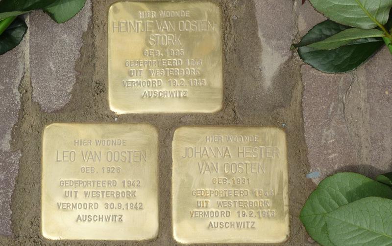 Plaques &quot;d'achoppement&quot; posées devant la maison de la famille van Oosten en souvenir de ces habitants juifs assassinés pendant la Shoah
