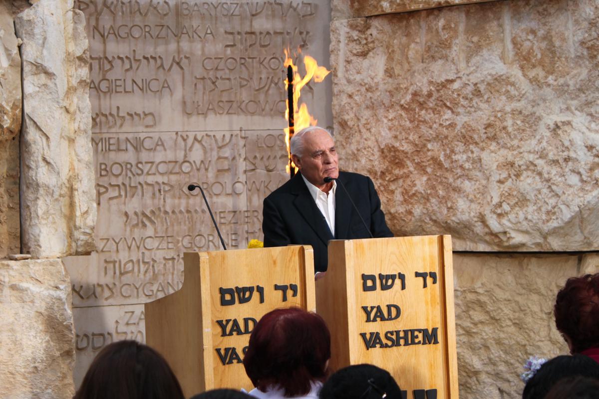 Yitzjak Cohen en una ceremonia conmemorativa en el Valle de las Comunidades de Yad Vashem