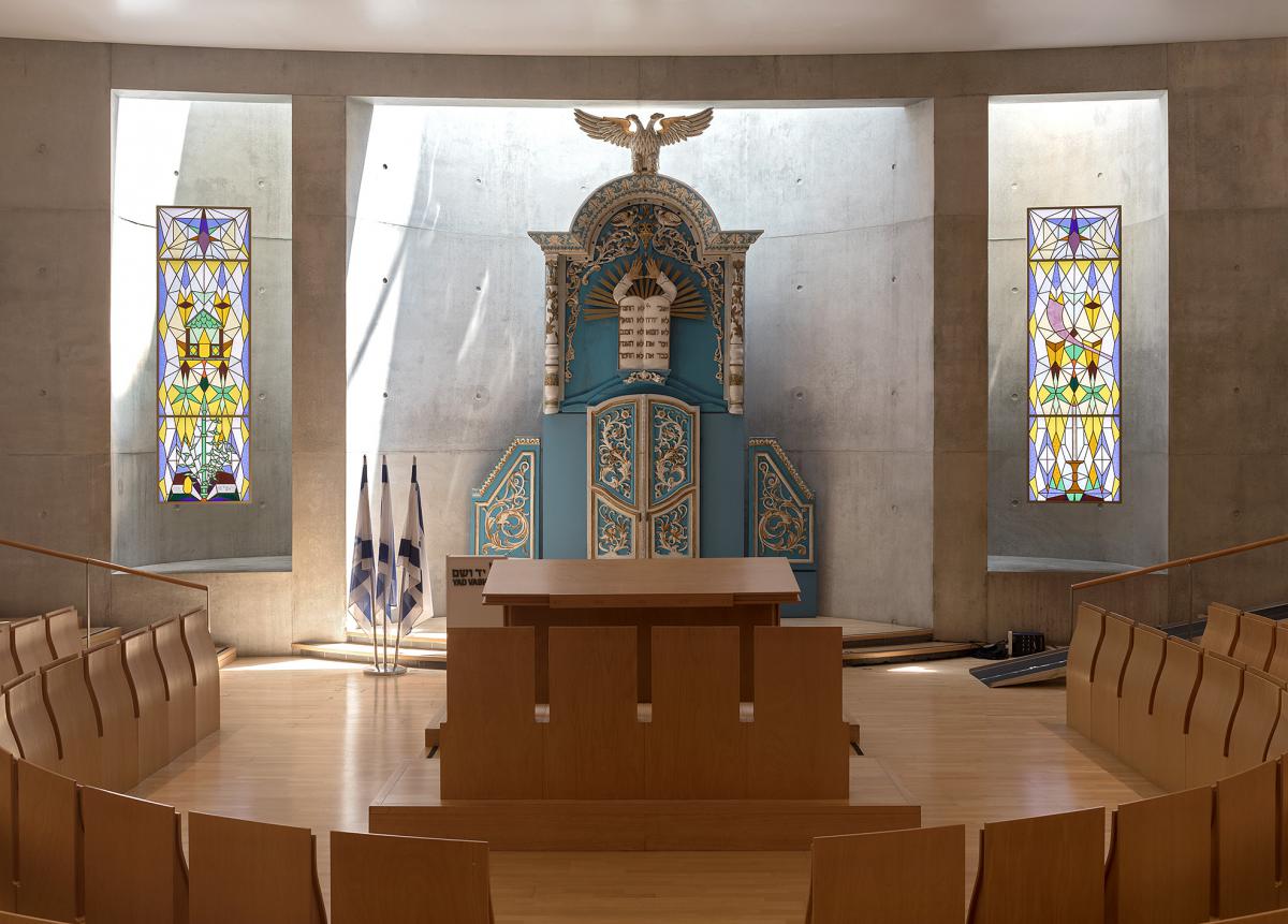 הוויטראז'ים שעיטרו בעבר את בית הכנסת של אסן; כיום בבית הכנסת של יד ושם. יד ושם, אוסף החפצים