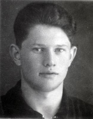 אנטולי קונוביץ בגיל 15 לערך