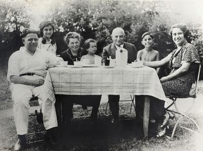 משפחת נוסבאום במגדבורג שבגרמניה, 1934. משני צידי השולחן יושבים ההורים מרתה ויוליוס. בראש השולחן יושבים סבא מוריץ וסבתא אידה, לצדיהם יחיאל וחנה וביניהם יהודית