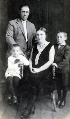 The Leiderman family, Capresti, 1932. From right: Tzvi, Yenta, Zalman and David