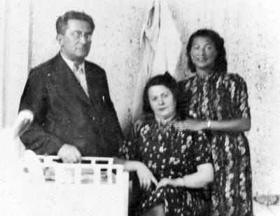 משפחת שוכמן לפני המלחמה. משמאל - בן ציון, רחל ובתם אאוגניה