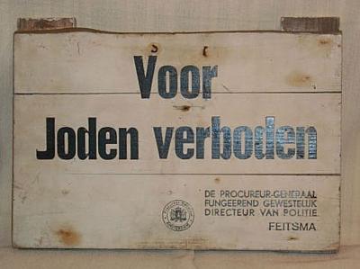 שלט עץ ועליו כתוב בהולנדית : &quot;אסור ליהודים&quot;