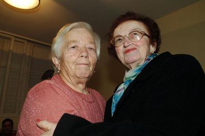 Sisters, Klara Blaier and Hannah Katz reunite, 2005