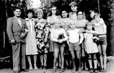 Во время визита Риты Городниченко (урожденной Гольберг) в Ереван, 1970-е годы. Семьи спасителей и спасенных. Крайний слева – Тигран Тащиян; третья слева – Асмик Тащиян; вторая справа во втором ряду – Рита Городниченко