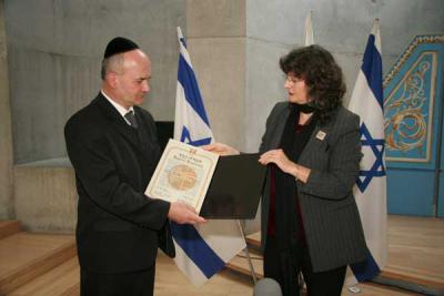 Stanislaw Briks receiving the certificate of honor from Director of the Righteous Among the Nations Department Irena Steinfeldt