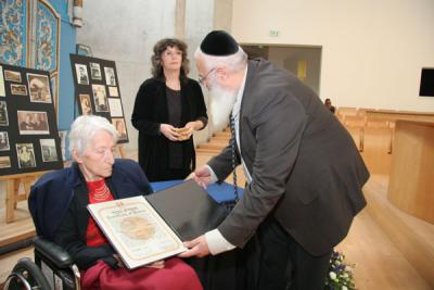 Nathan Eitan, Yad Vashem Director-General, presents the award to Anna Riesen Fleischer