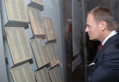 Prime Minister Tusk studies a display of “Schindler’s List” during his visit of the Holocaust History Museum
