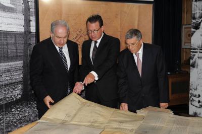 (From left to right) Prime Minister Benjamin Netanyahu, Bild Editor Kai Diekmann, and Chairman of the Yad Vashem Directorate Avner Shalev study the original plans of Auschwitz during the ceremony