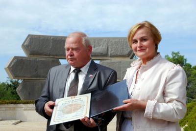 Mr. Jan Kmita and Ms. Ewa Nowakowska with the Righteous Among the Nations certificate in honor of their grandparents, the late Krolina and Mikolaj Kmita