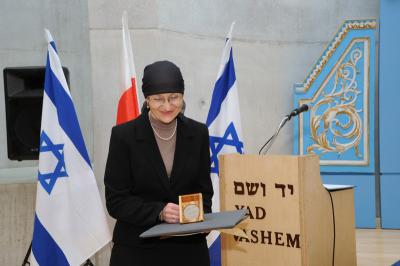 The granddaughter of Wojciech Twardzicki, Jadwiga Zarnowiecka, receives the medal and certificate of the Righteous on behalf of her late grandfather and his daughters in the Yad Vashem synagogue