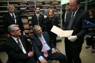 v.l.n.r.: Joachim Gauck (Präsident der Bundesrepublik Deutschland), Avner Shalev (Vorsitzender von Yad Vashem) und Dr. Haim Gertner (Leiter des Archivs von Yad Vashem) betrachten Archivdokumente zum Holocaust