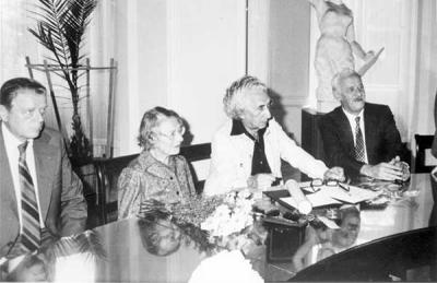 Abba Kovner (segundo de la derecha) en la ceremonia de entrega del título de Justa de las Naciones a Anna Borkowska (sentada a su izquierda), Varsovia, 1984